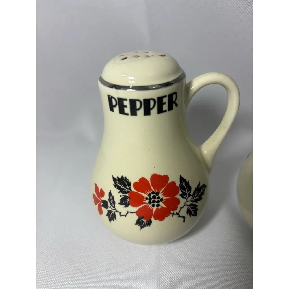 Vintage Hall Kitchenware‎ Orange Poppy Handled Salt & Pepper Shakers